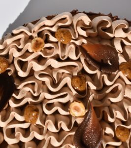 Crunchy entremet chocolat noisette Créations pâtissières et traiteur Bonifacio Pâtisseries artisanales en Corse